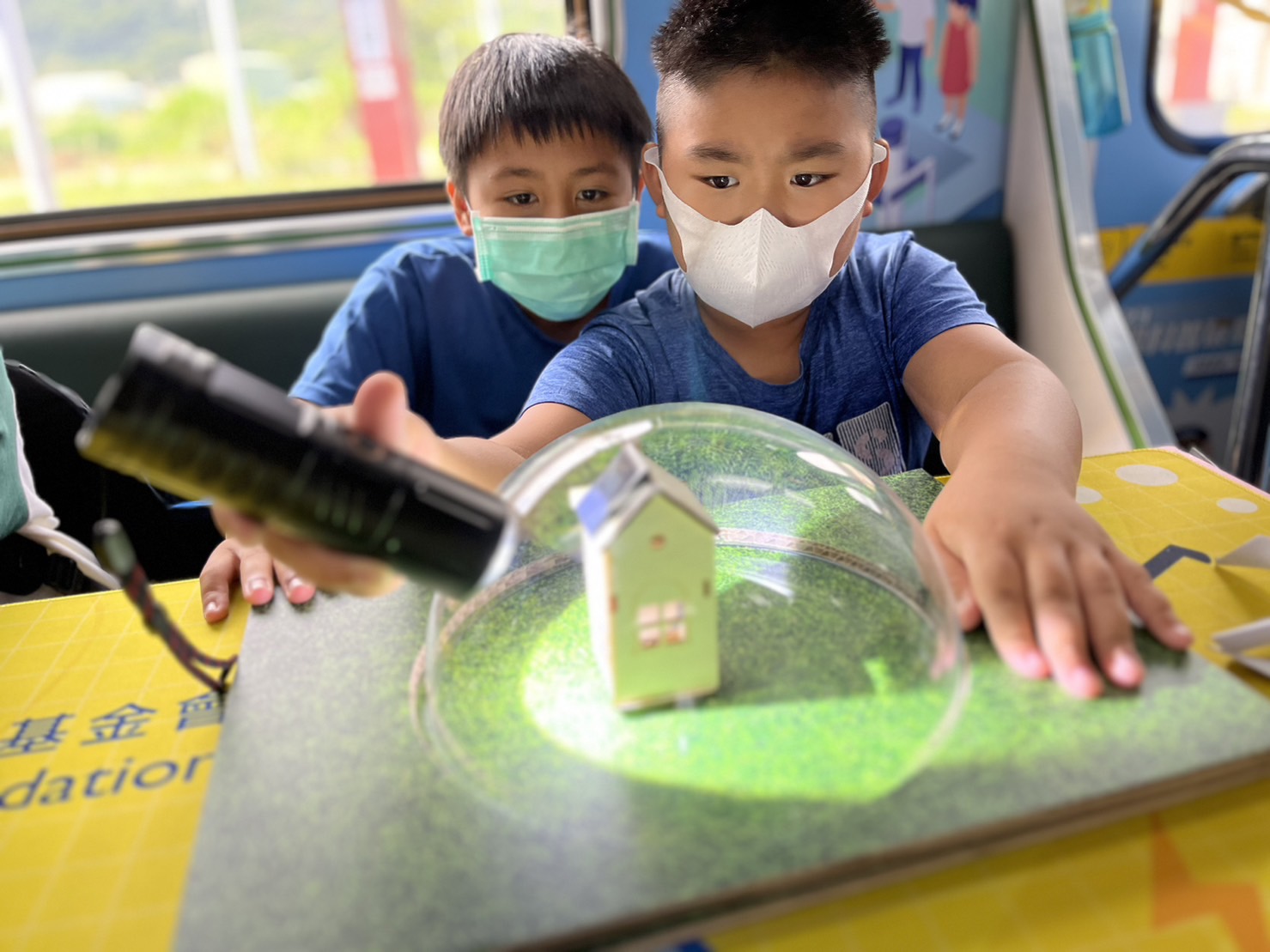 NG28娱乐參與基礎科學主題車廂，以STEAM教學精神，設計「逐日科學家」、「太陽能工程師」以及「淨零建築師」三大能源科普課程和實驗